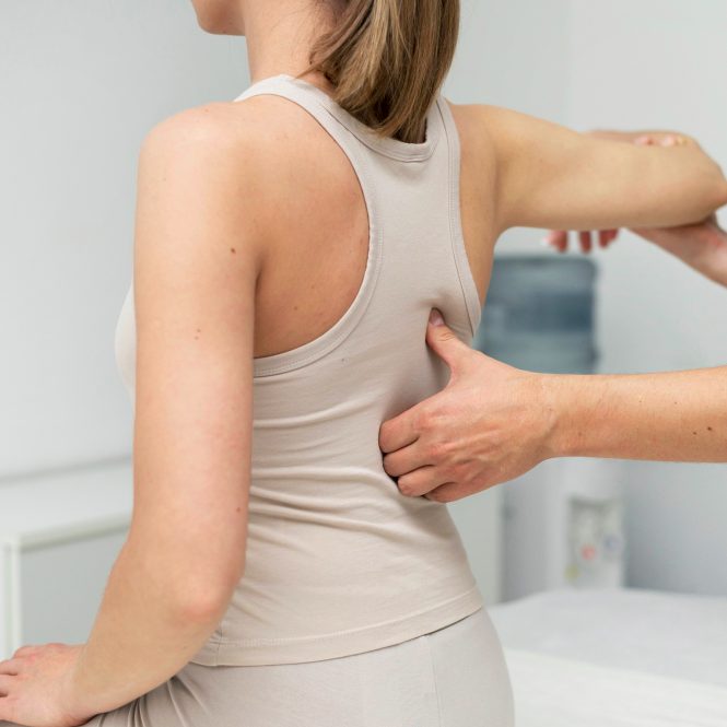 Eine Person erhält eine Rücken-Behandlung beim Chiroprakiker.